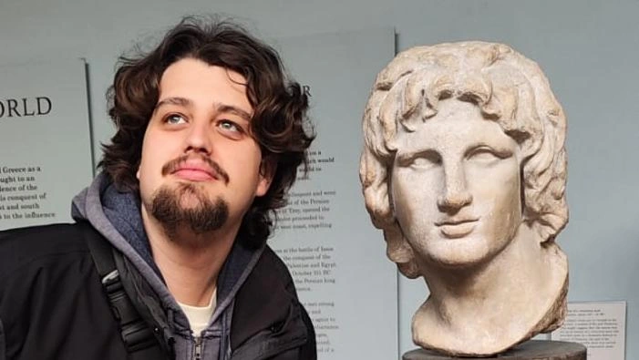 Alberto Llera junto a una estatua que se parece a él en el museo de Londres