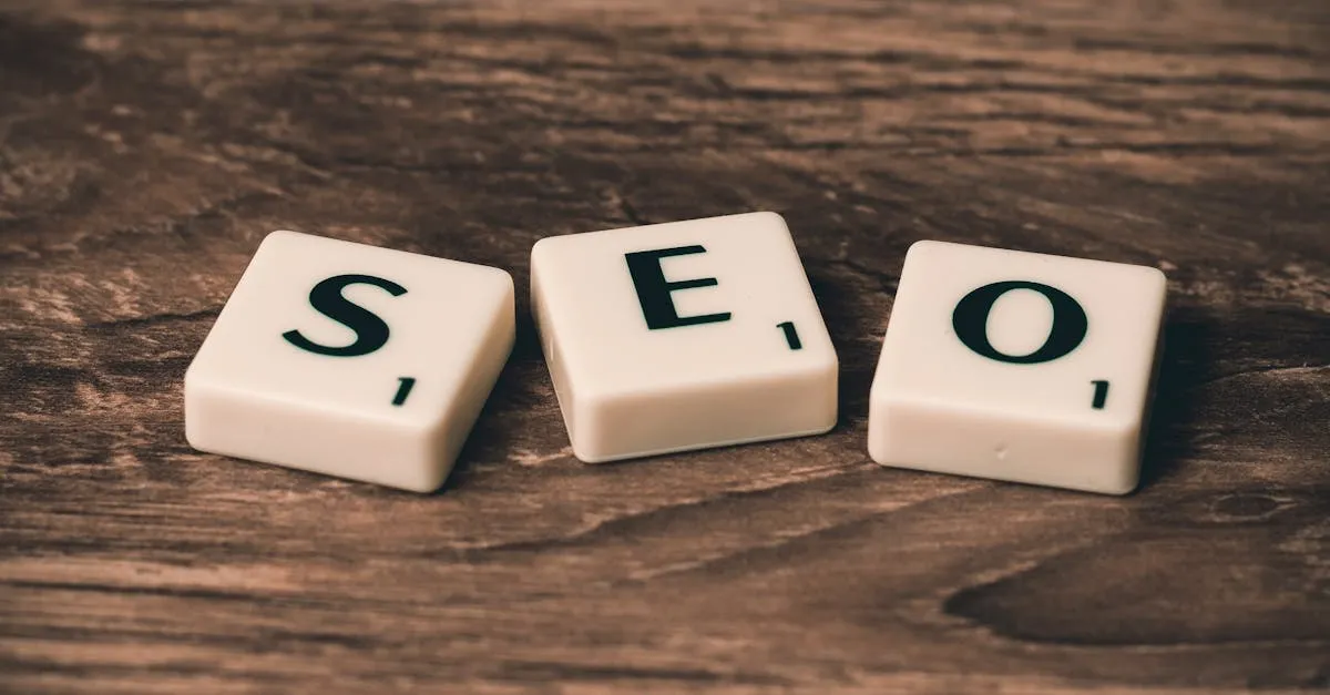 fichas de Scrabble que forman la palabra "SEO" sobre una superficie de madera.