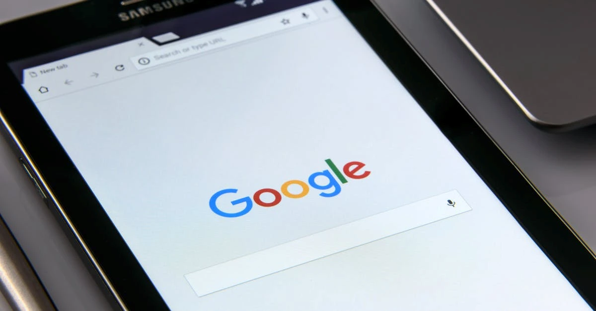 Primer plano de una tableta que muestra la pantalla de búsqueda de Google, enfatizando la tecnología y la navegación en Internet.