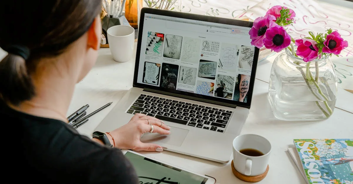 Mujer en un espacio de trabajo creativo usando una laptop y una tableta para caligrafía. Entorno artístico y tecnológico.