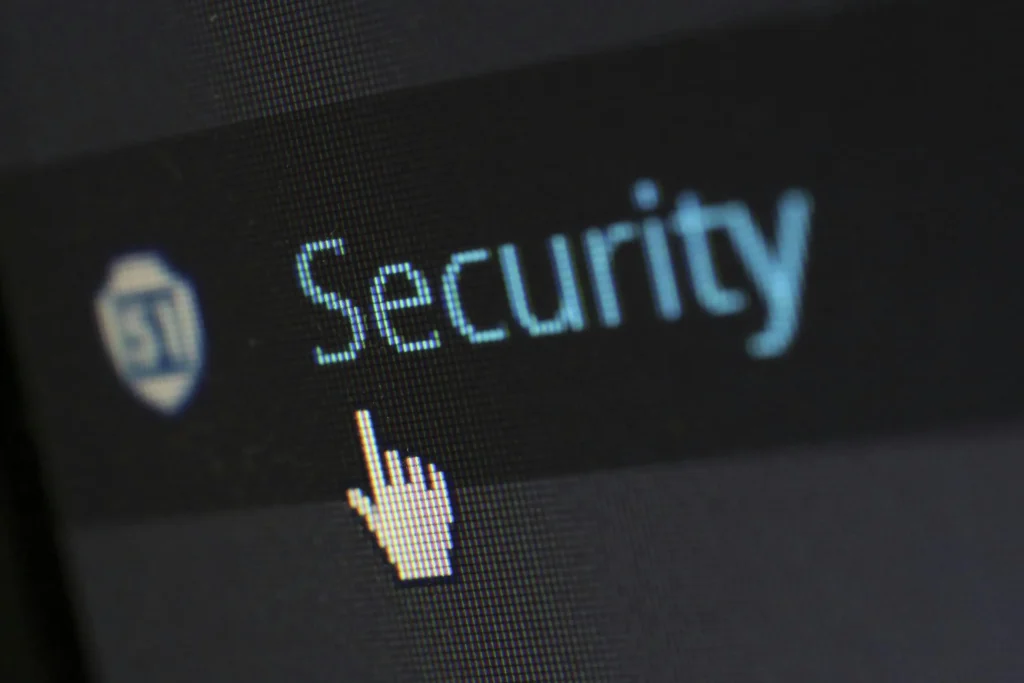 Vista de primer plano del cursor del mouse sobre el texto de seguridad digital en la pantalla.