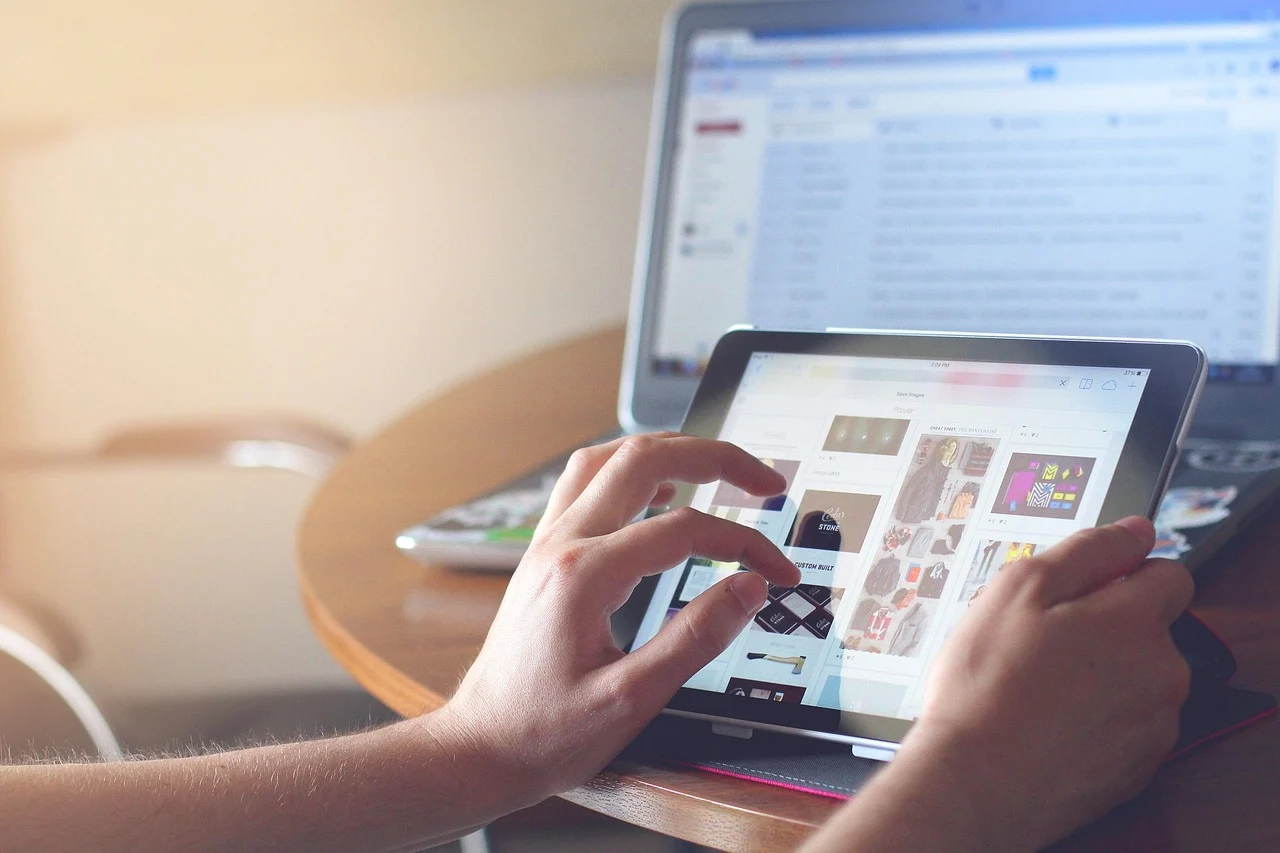 manos de una persona utilizando productos digitales mostrando su experiencia con la tecnología