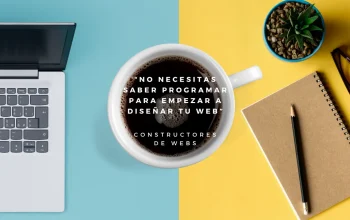 Frase inspiradora en el centro de una taza de café " No necesitas saber programar para empezar a diseñar tu web" con una libreta y un lápiz a su lado derecho y a su izquierdo un portátil abierto