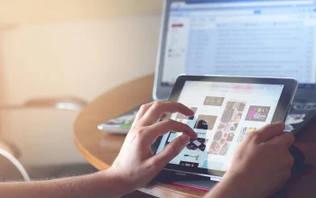 manos de una persona utilizando productos digitales mostrando su experiencia con la tecnología